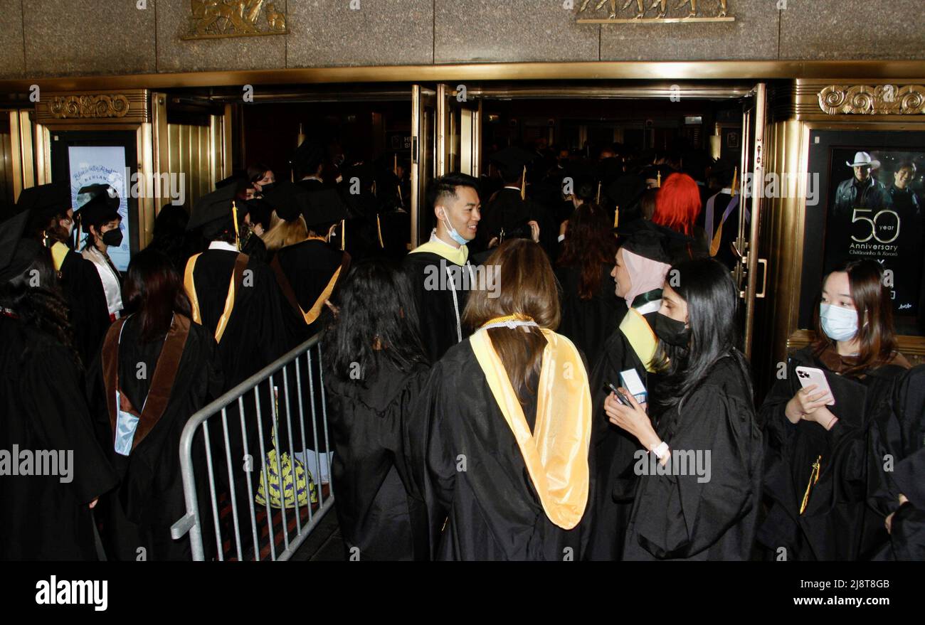 New York, USA. 18. Mai 2022, New York, USA: (NEUE) Abschlussfeier der Klasse 2022 in der Radio City Music Hall. 18. Mai 2022, New York, USA: Nach zwei Jahren virtueller Empfehlungen aufgrund der COVID-19-Pandemie, Der Studienbeginn 2022 ist persönlich und findet am Mittwoch (18) in der Radio City Music Hall statt, wo eine lange Warteschlange von Absolventen gespannt darauf wartet, in die Halle zu kommen, während ihre Eltern und Angehörigen warten, Fotos machen und sie anfeuern. Kredit: ZUMA Press, Inc./Alamy Live Nachrichten Stockfoto