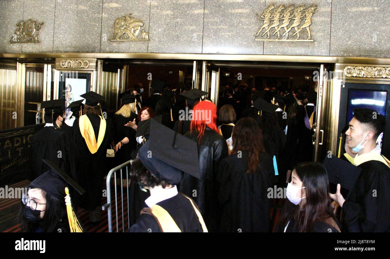 New York, USA. 18. Mai 2022, New York, USA: (NEUE) Abschlussfeier der Klasse 2022 in der Radio City Music Hall. 18. Mai 2022, New York, USA: Nach zwei Jahren virtueller Empfehlungen aufgrund der COVID-19-Pandemie, Der Studienbeginn 2022 ist persönlich und findet am Mittwoch (18) in der Radio City Music Hall statt, wo eine lange Warteschlange von Absolventen gespannt darauf wartet, in die Halle zu kommen, während ihre Eltern und Angehörigen warten, Fotos machen und sie anfeuern. Kredit: ZUMA Press, Inc./Alamy Live Nachrichten Stockfoto