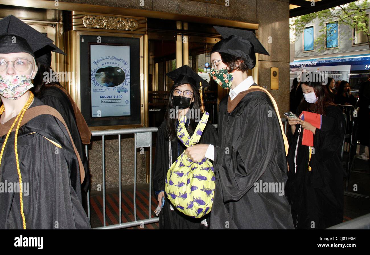 New York, USA. 18. Mai 2022, New York, USA: (NEUE) Abschlussfeier der Klasse 2022 in der Radio City Music Hall. 18. Mai 2022, New York, USA: Nach zwei Jahren virtueller Empfehlungen aufgrund der COVID-19-Pandemie, Der Studienbeginn 2022 ist persönlich und findet am Mittwoch (18) in der Radio City Music Hall statt, wo eine lange Warteschlange von Absolventen gespannt darauf wartet, in die Halle zu kommen, während ihre Eltern und Angehörigen warten, Fotos machen und sie anfeuern. Kredit: ZUMA Press, Inc./Alamy Live Nachrichten Stockfoto