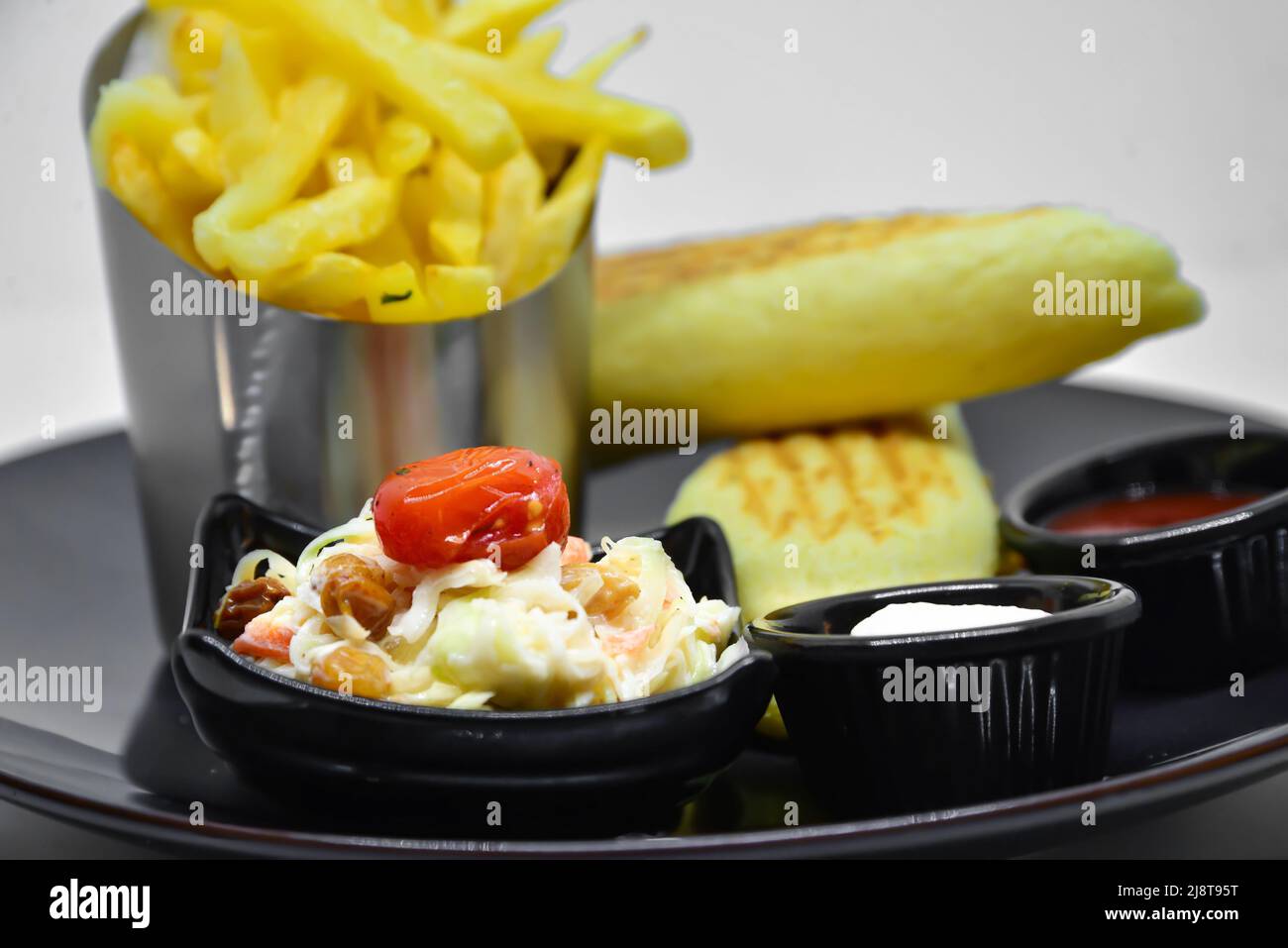 Chicken Panini mit pommes Frites mit Ketchup und Mayonnaise. Isoliert auf weißem Hintergrund Stockfoto