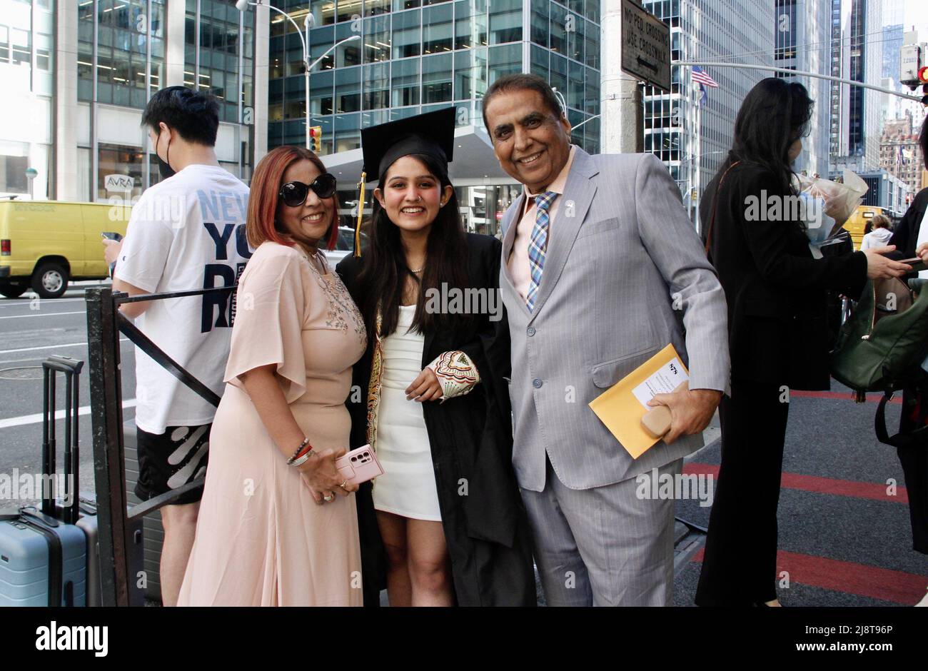 New York, USA. 18. Mai 2022, New York, USA: (NEUE) Abschlussfeier der Klasse 2022 in der Radio City Music Hall. 18. Mai 2022, New York, USA: Nach zwei Jahren virtueller Empfehlungen aufgrund der COVID-19-Pandemie, Der Studienbeginn 2022 ist persönlich und findet am Mittwoch (18) in der Radio City Music Hall statt, wo eine lange Warteschlange von Absolventen gespannt darauf wartet, in die Halle zu kommen, während ihre Eltern und Angehörigen warten, Fotos machen und sie anfeuern. Kredit: ZUMA Press, Inc./Alamy Live Nachrichten Stockfoto