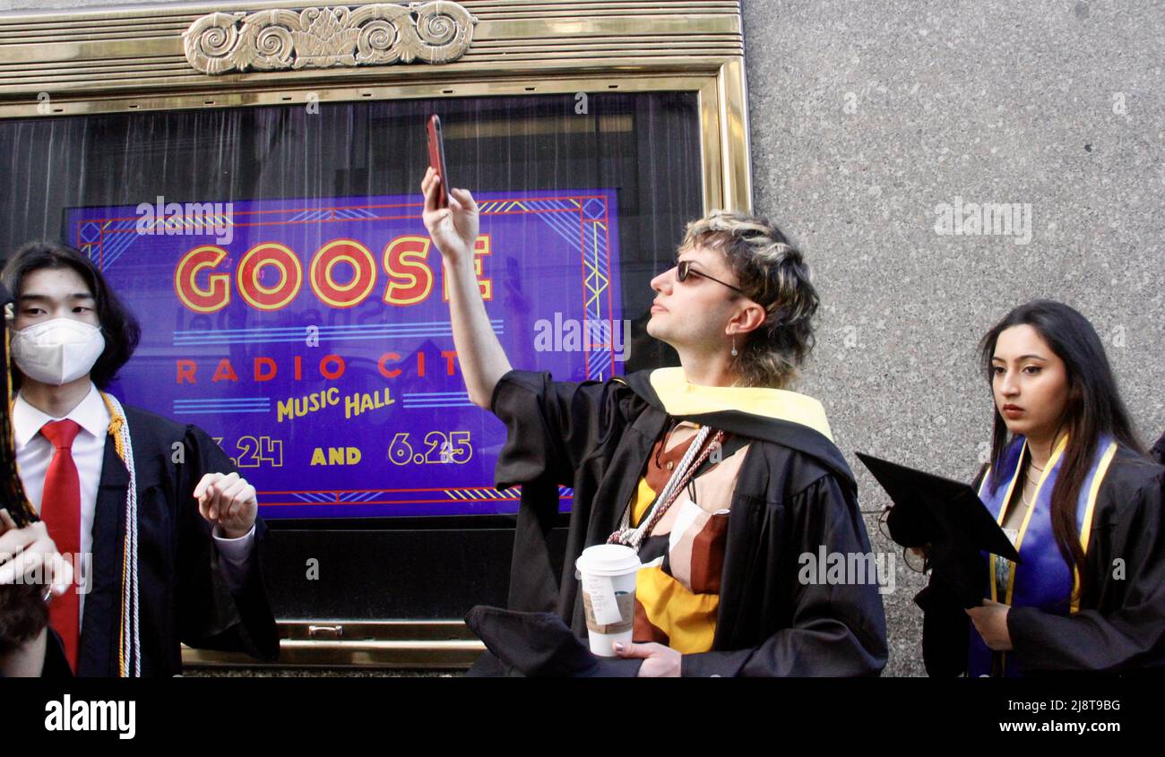New York, USA. 18. Mai 2022, New York, USA: (NEUE) Abschlussfeier der Klasse 2022 in der Radio City Music Hall. 18. Mai 2022, New York, USA: Nach zwei Jahren virtueller Empfehlungen aufgrund der COVID-19-Pandemie, Der Studienbeginn 2022 ist persönlich und findet am Mittwoch (18) in der Radio City Music Hall statt, wo eine lange Warteschlange von Absolventen gespannt darauf wartet, in die Halle zu kommen, während ihre Eltern und Angehörigen warten, Fotos machen und sie anfeuern. Kredit: ZUMA Press, Inc./Alamy Live Nachrichten Stockfoto