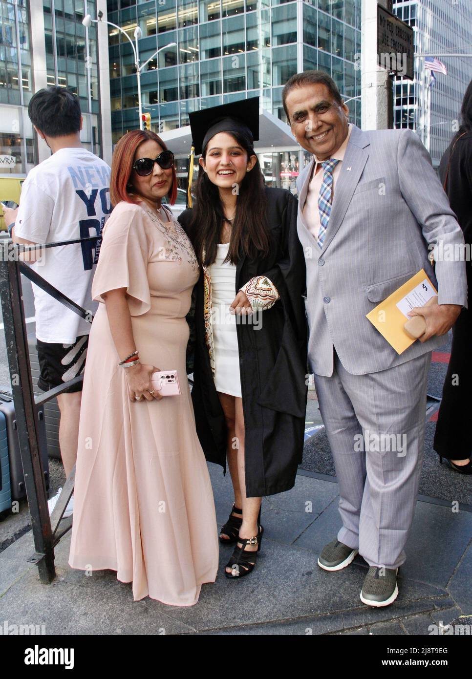 New York, USA. 18. Mai 2022, New York, USA: (NEUE) Abschlussfeier der Klasse 2022 in der Radio City Music Hall. 18. Mai 2022, New York, USA: Nach zwei Jahren virtueller Empfehlungen aufgrund der COVID-19-Pandemie, Der Studienbeginn 2022 ist persönlich und findet am Mittwoch (18) in der Radio City Music Hall statt, wo eine lange Warteschlange von Absolventen gespannt darauf wartet, in die Halle zu kommen, während ihre Eltern und Angehörigen warten, Fotos machen und sie anfeuern. Kredit: ZUMA Press, Inc./Alamy Live Nachrichten Stockfoto