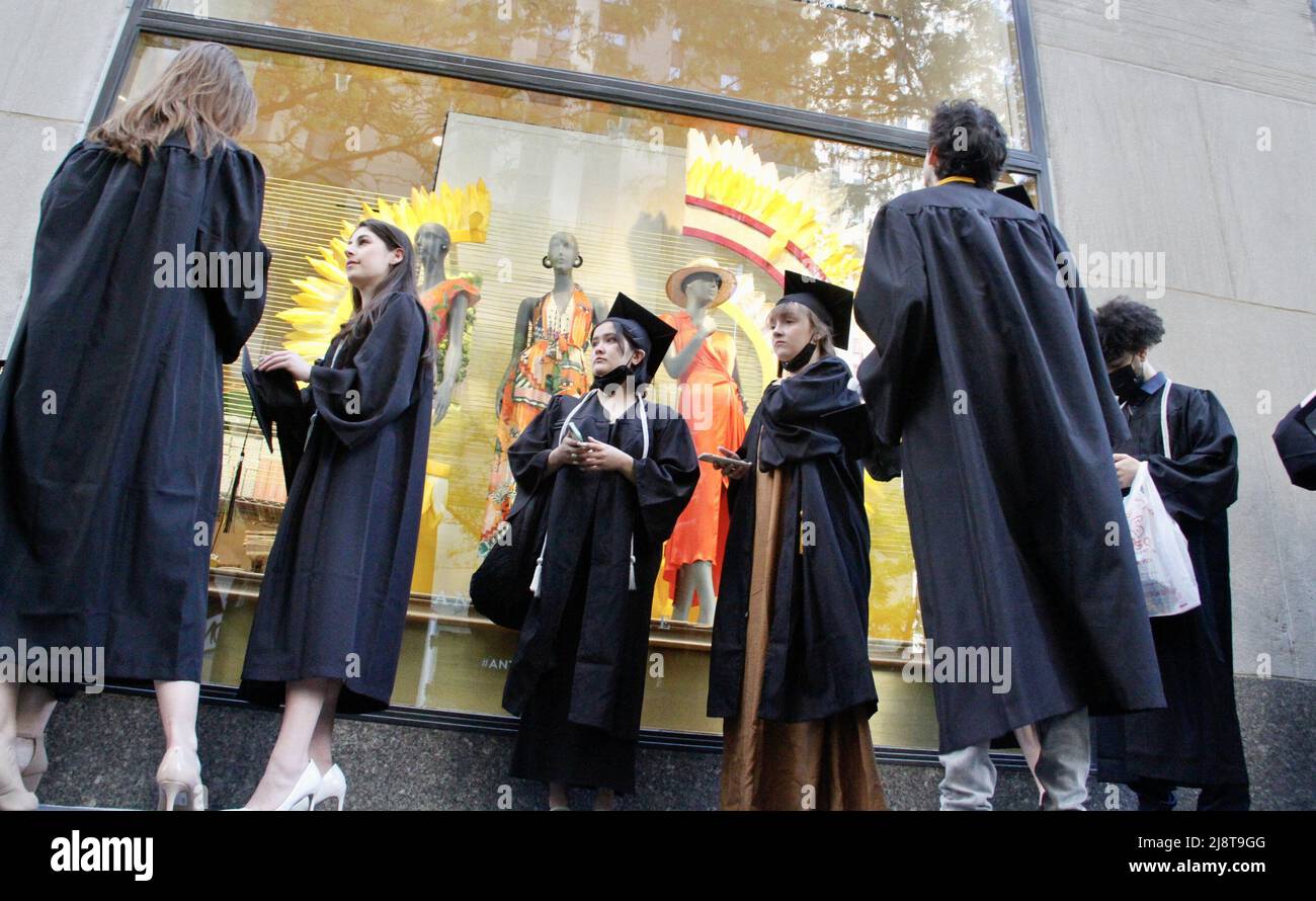 New York, USA. 18. Mai 2022, New York, USA: (NEUE) Abschlussfeier der Klasse 2022 in der Radio City Music Hall. 18. Mai 2022, New York, USA: Nach zwei Jahren virtueller Empfehlungen aufgrund der COVID-19-Pandemie, Der Studienbeginn 2022 ist persönlich und findet am Mittwoch (18) in der Radio City Music Hall statt, wo eine lange Warteschlange von Absolventen gespannt darauf wartet, in die Halle zu kommen, während ihre Eltern und Angehörigen warten, Fotos machen und sie anfeuern. Kredit: ZUMA Press, Inc./Alamy Live Nachrichten Stockfoto