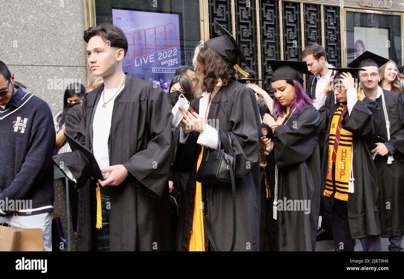New York, USA. 18. Mai 2022, New York, USA: (NEUE) Abschlussfeier der Klasse 2022 in der Radio City Music Hall. 18. Mai 2022, New York, USA: Nach zwei Jahren virtueller Empfehlungen aufgrund der COVID-19-Pandemie, Der Studienbeginn 2022 ist persönlich und findet am Mittwoch (18) in der Radio City Music Hall statt, wo eine lange Warteschlange von Absolventen gespannt darauf wartet, in die Halle zu kommen, während ihre Eltern und Angehörigen warten, Fotos machen und sie anfeuern. Kredit: ZUMA Press, Inc./Alamy Live Nachrichten Stockfoto