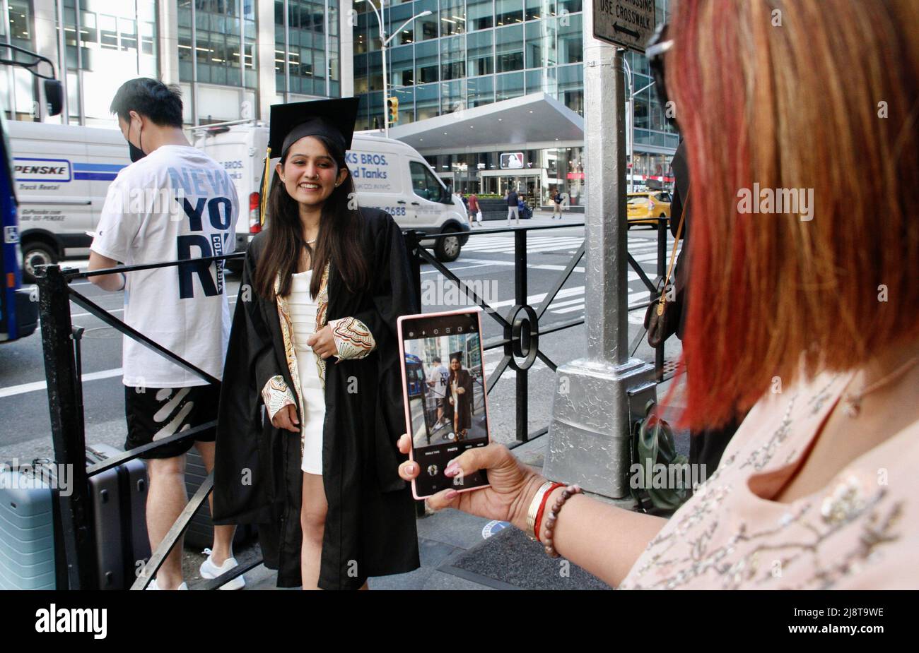 New York, USA. 18. Mai 2022, New York, USA: (NEUE) Abschlussfeier der Klasse 2022 in der Radio City Music Hall. 18. Mai 2022, New York, USA: Nach zwei Jahren virtueller Empfehlungen aufgrund der COVID-19-Pandemie, Der Studienbeginn 2022 ist persönlich und findet am Mittwoch (18) in der Radio City Music Hall statt, wo eine lange Warteschlange von Absolventen gespannt darauf wartet, in die Halle zu kommen, während ihre Eltern und Angehörigen warten, Fotos machen und sie anfeuern. Kredit: ZUMA Press, Inc./Alamy Live Nachrichten Stockfoto