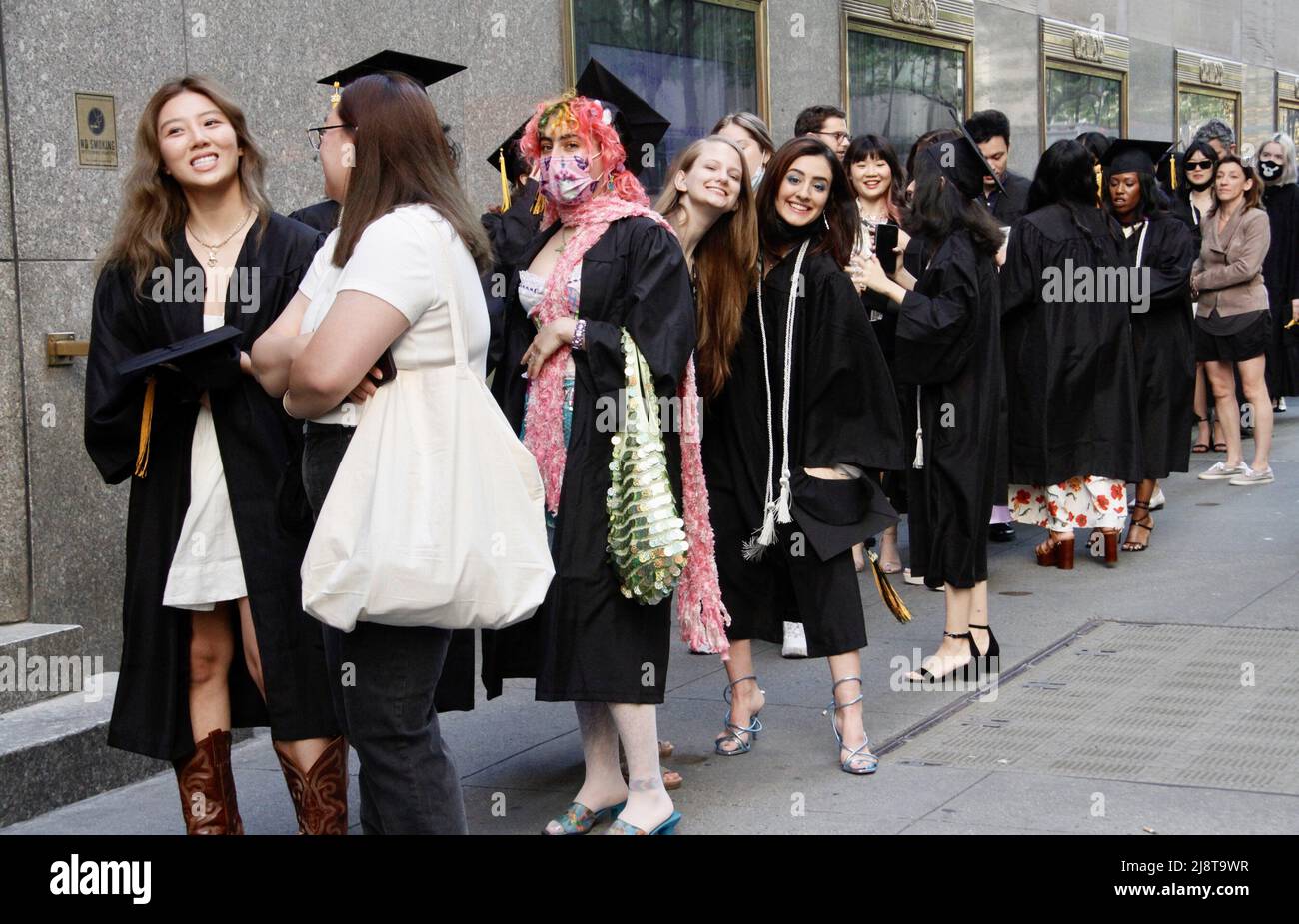 New York, USA. 18. Mai 2022, New York, USA: (NEUE) Abschlussfeier der Klasse 2022 in der Radio City Music Hall. 18. Mai 2022, New York, USA: Nach zwei Jahren virtueller Empfehlungen aufgrund der COVID-19-Pandemie, Der Studienbeginn 2022 ist persönlich und findet am Mittwoch (18) in der Radio City Music Hall statt, wo eine lange Warteschlange von Absolventen gespannt darauf wartet, in die Halle zu kommen, während ihre Eltern und Angehörigen warten, Fotos machen und sie anfeuern. Kredit: ZUMA Press, Inc./Alamy Live Nachrichten Stockfoto