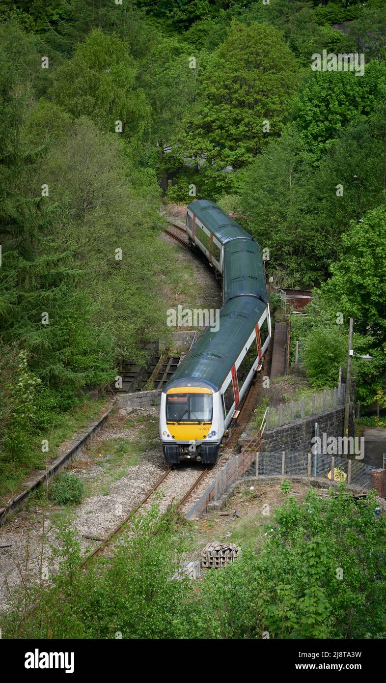 Der Dieselzug der Klasse 170 fährt durch das Ebbw-Tal, vorbei an Aberbeeg und bildet die Ebbw Vale Town 09:39 nach Cardiff Central Transport for Wales Stockfoto