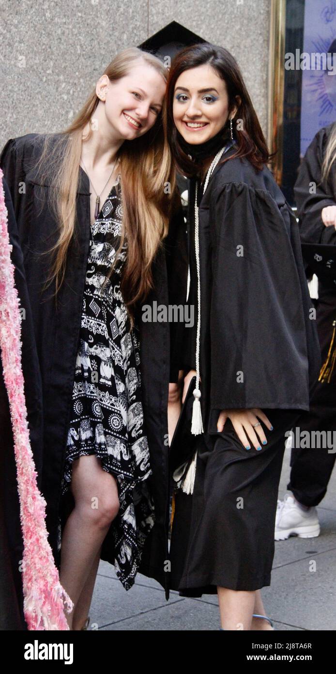 New York, USA. 18. Mai 2022, New York, USA: (NEUE) Abschlussfeier der Klasse 2022 in der Radio City Music Hall. 18. Mai 2022, New York, USA: Nach zwei Jahren virtueller Empfehlungen aufgrund der COVID-19-Pandemie, Der Studienbeginn 2022 ist persönlich und findet am Mittwoch (18) in der Radio City Music Hall statt, wo eine lange Warteschlange von Absolventen gespannt darauf wartet, in die Halle zu kommen, während ihre Eltern und Angehörigen warten, Fotos machen und sie anfeuern. Kredit: ZUMA Press, Inc./Alamy Live Nachrichten Stockfoto