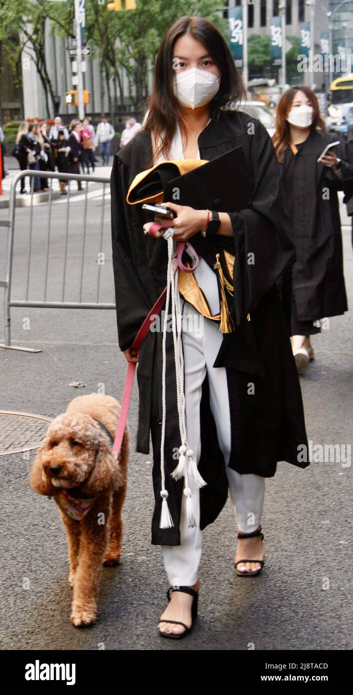 New York, USA. 18. Mai 2022, New York, USA: (NEUE) Abschlussfeier der Klasse 2022 in der Radio City Music Hall. 18. Mai 2022, New York, USA: Nach zwei Jahren virtueller Empfehlungen aufgrund der COVID-19-Pandemie, Der Studienbeginn 2022 ist persönlich und findet am Mittwoch (18) in der Radio City Music Hall statt, wo eine lange Warteschlange von Absolventen gespannt darauf wartet, in die Halle zu kommen, während ihre Eltern und Angehörigen warten, Fotos machen und sie anfeuern. Kredit: ZUMA Press, Inc./Alamy Live Nachrichten Stockfoto