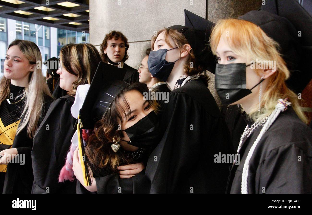 New York, USA. 18. Mai 2022, New York, USA: (NEUE) Abschlussfeier der Klasse 2022 in der Radio City Music Hall. 18. Mai 2022, New York, USA: Nach zwei Jahren virtueller Empfehlungen aufgrund der COVID-19-Pandemie, Der Studienbeginn 2022 ist persönlich und findet am Mittwoch (18) in der Radio City Music Hall statt, wo eine lange Warteschlange von Absolventen gespannt darauf wartet, in die Halle zu kommen, während ihre Eltern und Angehörigen warten, Fotos machen und sie anfeuern. Kredit: ZUMA Press, Inc./Alamy Live Nachrichten Stockfoto