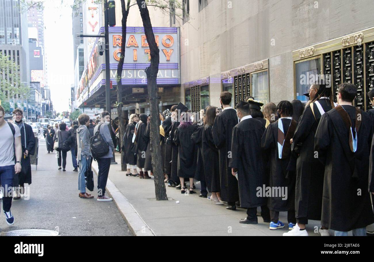 New York, USA. 18. Mai 2022, New York, USA: (NEUE) Abschlussfeier der Klasse 2022 in der Radio City Music Hall. 18. Mai 2022, New York, USA: Nach zwei Jahren virtueller Empfehlungen aufgrund der COVID-19-Pandemie, Der Studienbeginn 2022 ist persönlich und findet am Mittwoch (18) in der Radio City Music Hall statt, wo eine lange Warteschlange von Absolventen gespannt darauf wartet, in die Halle zu kommen, während ihre Eltern und Angehörigen warten, Fotos machen und sie anfeuern. Kredit: ZUMA Press, Inc./Alamy Live Nachrichten Stockfoto