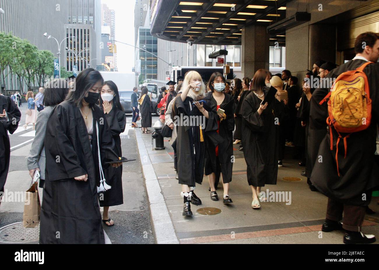 New York, USA. 18. Mai 2022, New York, USA: (NEUE) Abschlussfeier der Klasse 2022 in der Radio City Music Hall. 18. Mai 2022, New York, USA: Nach zwei Jahren virtueller Empfehlungen aufgrund der COVID-19-Pandemie, Der Studienbeginn 2022 ist persönlich und findet am Mittwoch (18) in der Radio City Music Hall statt, wo eine lange Warteschlange von Absolventen gespannt darauf wartet, in die Halle zu kommen, während ihre Eltern und Angehörigen warten, Fotos machen und sie anfeuern. Kredit: ZUMA Press, Inc./Alamy Live Nachrichten Stockfoto