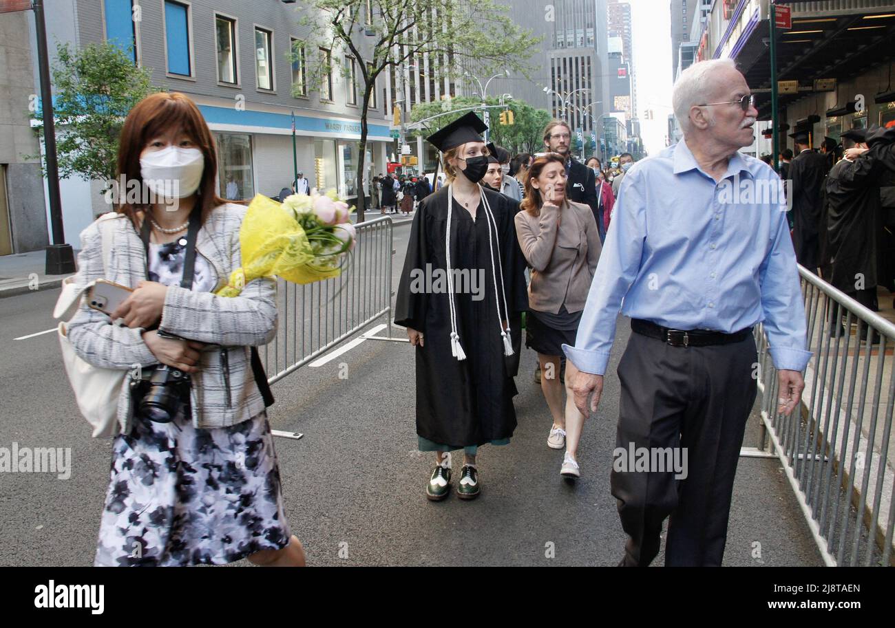 New York, USA. 18. Mai 2022, New York, USA: (NEUE) Abschlussfeier der Klasse 2022 in der Radio City Music Hall. 18. Mai 2022, New York, USA: Nach zwei Jahren virtueller Empfehlungen aufgrund der COVID-19-Pandemie, Der Studienbeginn 2022 ist persönlich und findet am Mittwoch (18) in der Radio City Music Hall statt, wo eine lange Warteschlange von Absolventen gespannt darauf wartet, in die Halle zu kommen, während ihre Eltern und Angehörigen warten, Fotos machen und sie anfeuern. Kredit: ZUMA Press, Inc./Alamy Live Nachrichten Stockfoto