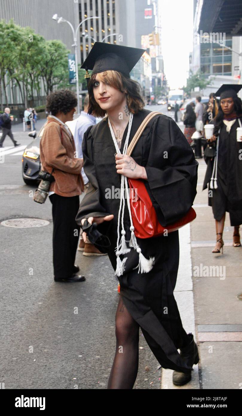 New York, USA. 18. Mai 2022, New York, USA: (NEUE) Abschlussfeier der Klasse 2022 in der Radio City Music Hall. 18. Mai 2022, New York, USA: Nach zwei Jahren virtueller Empfehlungen aufgrund der COVID-19-Pandemie, Der Studienbeginn 2022 ist persönlich und findet am Mittwoch (18) in der Radio City Music Hall statt, wo eine lange Warteschlange von Absolventen gespannt darauf wartet, in die Halle zu kommen, während ihre Eltern und Angehörigen warten, Fotos machen und sie anfeuern. Kredit: ZUMA Press, Inc./Alamy Live Nachrichten Stockfoto