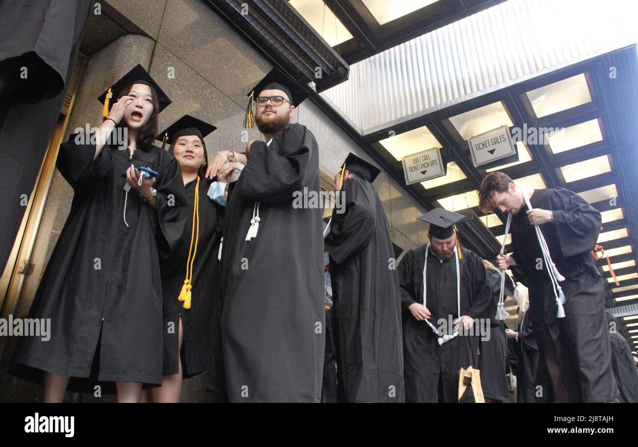 New York, USA. 18. Mai 2022, New York, USA: (NEUE) Abschlussfeier der Klasse 2022 in der Radio City Music Hall. 18. Mai 2022, New York, USA: Nach zwei Jahren virtueller Empfehlungen aufgrund der COVID-19-Pandemie, Der Studienbeginn 2022 ist persönlich und findet am Mittwoch (18) in der Radio City Music Hall statt, wo eine lange Warteschlange von Absolventen gespannt darauf wartet, in die Halle zu kommen, während ihre Eltern und Angehörigen warten, Fotos machen und sie anfeuern. Kredit: ZUMA Press, Inc./Alamy Live Nachrichten Stockfoto
