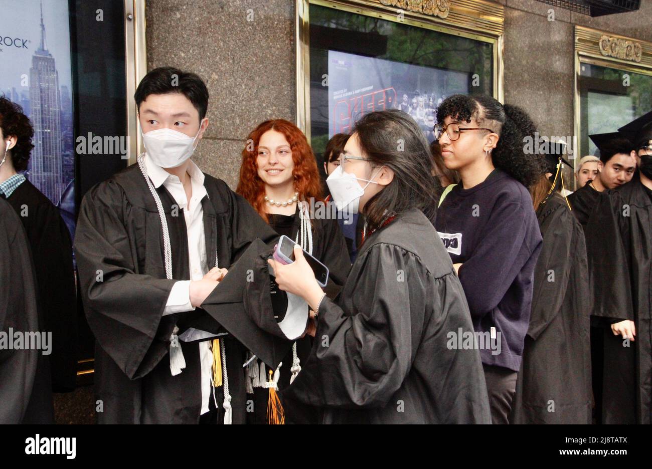 New York, USA. 18. Mai 2022, New York, USA: (NEUE) Abschlussfeier der Klasse 2022 in der Radio City Music Hall. 18. Mai 2022, New York, USA: Nach zwei Jahren virtueller Empfehlungen aufgrund der COVID-19-Pandemie, Der Studienbeginn 2022 ist persönlich und findet am Mittwoch (18) in der Radio City Music Hall statt, wo eine lange Warteschlange von Absolventen gespannt darauf wartet, in die Halle zu kommen, während ihre Eltern und Angehörigen warten, Fotos machen und sie anfeuern. Kredit: ZUMA Press, Inc./Alamy Live Nachrichten Stockfoto