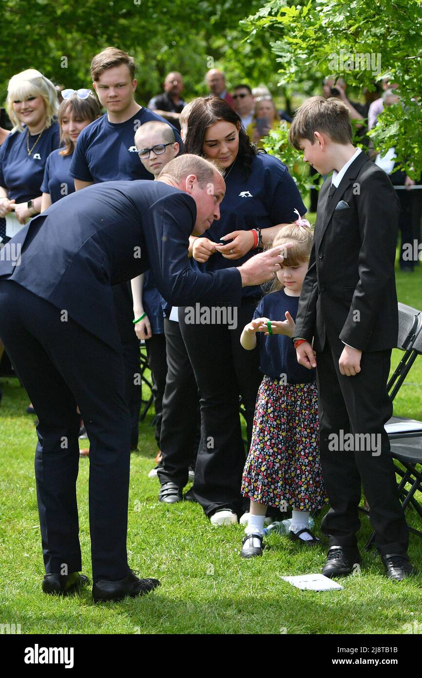 Der Herzog von Cambridge spricht mit Elenor Humphreys, 6, und Jacob Mason, 12, nach der Enthüllung eines U-Boot-Denkmals im National Memorial Arboretum in Staffordshire. Bilddatum: Mittwoch, 18. Mai 2022. Stockfoto