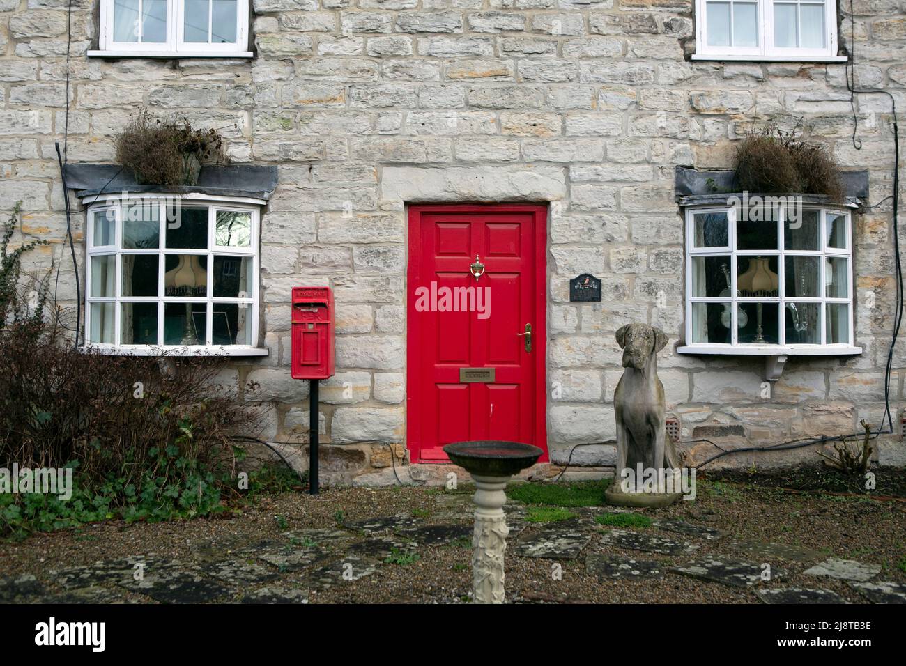 Ein toller Spaziergang zu einem tollen Pub: The Fauconberg Arms, Coxwold, North Yorkshire. Eine Vorderseite eines Hauses in Kilburn. Stockfoto