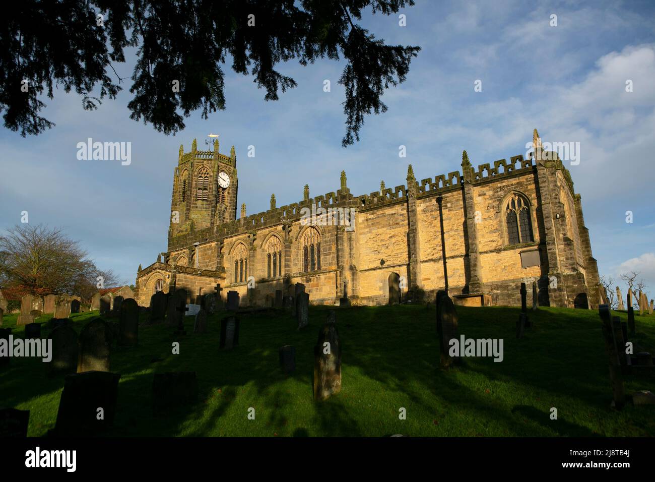 Ein toller Spaziergang zu einem tollen Pub: The Fauconberg Arms, Coxwold, North Yorkshire. St. Michael’s Church in Coxwold. Stockfoto