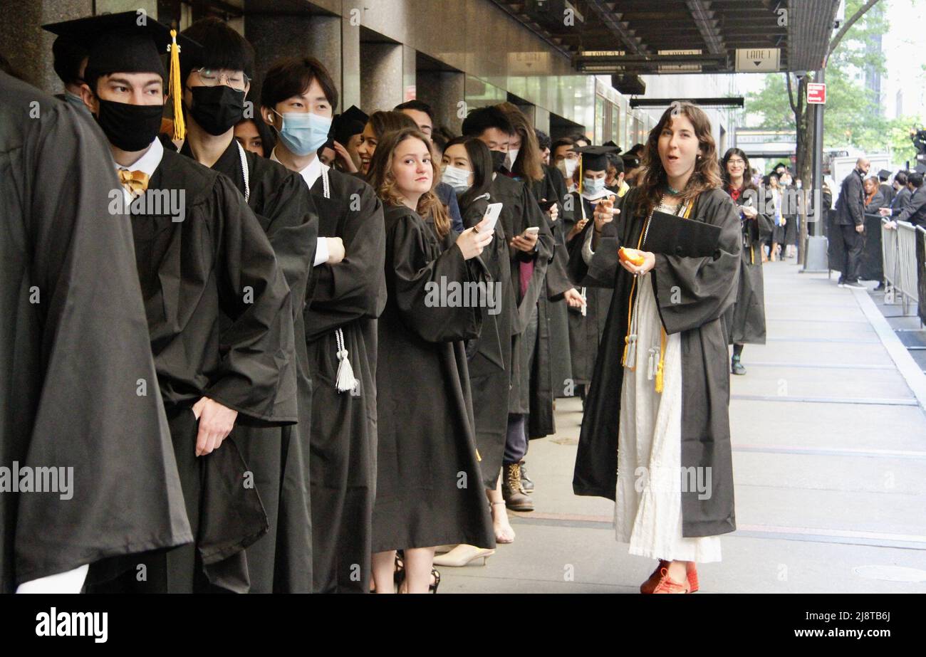 New York, USA. 18. Mai 2022, New York, USA: (NEUE) Abschlussfeier der Klasse 2022 in der Radio City Music Hall. 18. Mai 2022, New York, USA: Nach zwei Jahren virtueller Empfehlungen aufgrund der COVID-19-Pandemie, Der Studienbeginn 2022 ist persönlich und findet am Mittwoch (18) in der Radio City Music Hall statt, wo eine lange Warteschlange von Absolventen gespannt darauf wartet, in die Halle zu kommen, während ihre Eltern und Angehörigen warten, Fotos machen und sie anfeuern. Kredit: ZUMA Press, Inc./Alamy Live Nachrichten Stockfoto