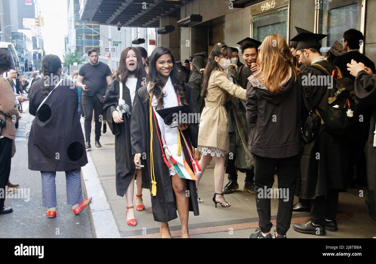 New York, USA. 18. Mai 2022, New York, USA: (NEUE) Abschlussfeier der Klasse 2022 in der Radio City Music Hall. 18. Mai 2022, New York, USA: Nach zwei Jahren virtueller Empfehlungen aufgrund der COVID-19-Pandemie, Der Studienbeginn 2022 ist persönlich und findet am Mittwoch (18) in der Radio City Music Hall statt, wo eine lange Warteschlange von Absolventen gespannt darauf wartet, in die Halle zu kommen, während ihre Eltern und Angehörigen warten, Fotos machen und sie anfeuern. Kredit: ZUMA Press, Inc./Alamy Live Nachrichten Stockfoto