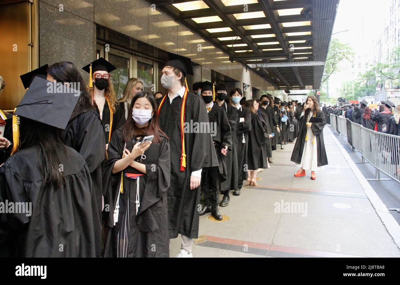New York, USA. 18. Mai 2022, New York, USA: (NEUE) Abschlussfeier der Klasse 2022 in der Radio City Music Hall. 18. Mai 2022, New York, USA: Nach zwei Jahren virtueller Empfehlungen aufgrund der COVID-19-Pandemie, Der Studienbeginn 2022 ist persönlich und findet am Mittwoch (18) in der Radio City Music Hall statt, wo eine lange Warteschlange von Absolventen gespannt darauf wartet, in die Halle zu kommen, während ihre Eltern und Angehörigen warten, Fotos machen und sie anfeuern. Kredit: ZUMA Press, Inc./Alamy Live Nachrichten Stockfoto