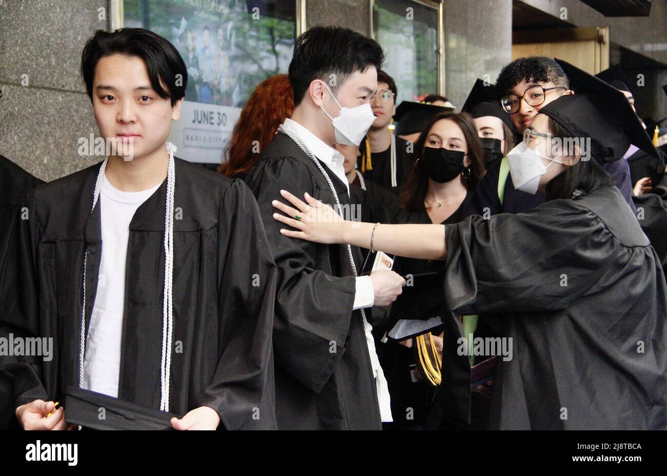New York, USA. 18. Mai 2022, New York, USA: (NEUE) Abschlussfeier der Klasse 2022 in der Radio City Music Hall. 18. Mai 2022, New York, USA: Nach zwei Jahren virtueller Empfehlungen aufgrund der COVID-19-Pandemie, Der Studienbeginn 2022 ist persönlich und findet am Mittwoch (18) in der Radio City Music Hall statt, wo eine lange Warteschlange von Absolventen gespannt darauf wartet, in die Halle zu kommen, während ihre Eltern und Angehörigen warten, Fotos machen und sie anfeuern. Kredit: ZUMA Press, Inc./Alamy Live Nachrichten Stockfoto