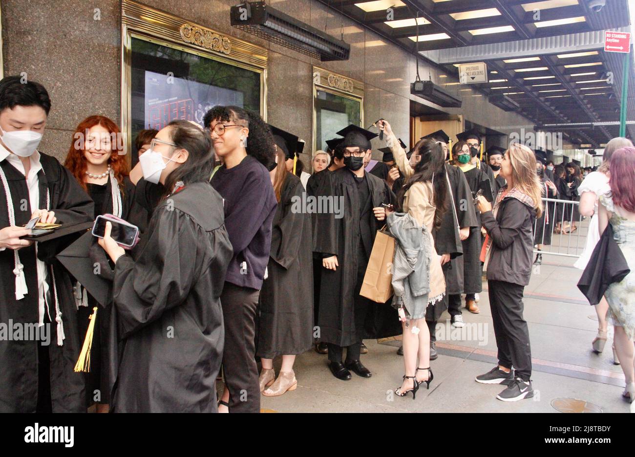 New York, USA. 18. Mai 2022, New York, USA: (NEUE) Abschlussfeier der Klasse 2022 in der Radio City Music Hall. 18. Mai 2022, New York, USA: Nach zwei Jahren virtueller Empfehlungen aufgrund der COVID-19-Pandemie, Der Studienbeginn 2022 ist persönlich und findet am Mittwoch (18) in der Radio City Music Hall statt, wo eine lange Warteschlange von Absolventen gespannt darauf wartet, in die Halle zu kommen, während ihre Eltern und Angehörigen warten, Fotos machen und sie anfeuern. Kredit: ZUMA Press, Inc./Alamy Live Nachrichten Stockfoto