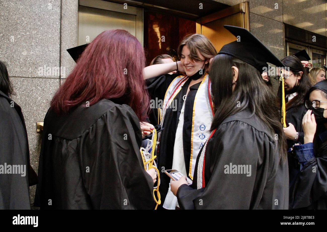 New York, USA. 18. Mai 2022, New York, USA: (NEUE) Abschlussfeier der Klasse 2022 in der Radio City Music Hall. 18. Mai 2022, New York, USA: Nach zwei Jahren virtueller Empfehlungen aufgrund der COVID-19-Pandemie, Der Studienbeginn 2022 ist persönlich und findet am Mittwoch (18) in der Radio City Music Hall statt, wo eine lange Warteschlange von Absolventen gespannt darauf wartet, in die Halle zu kommen, während ihre Eltern und Angehörigen warten, Fotos machen und sie anfeuern. Kredit: ZUMA Press, Inc./Alamy Live Nachrichten Stockfoto