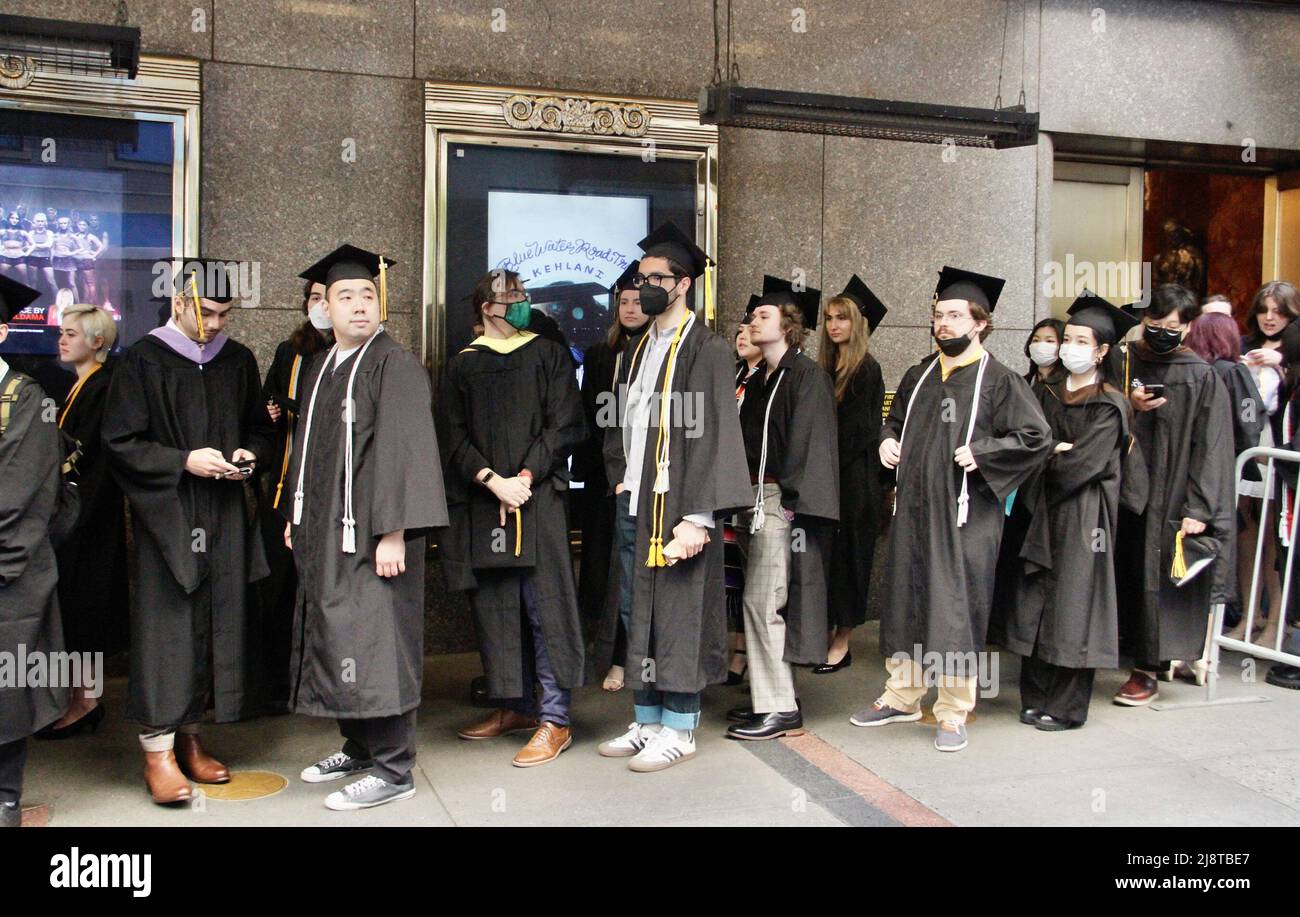 New York, USA. 18. Mai 2022, New York, USA: (NEUE) Abschlussfeier der Klasse 2022 in der Radio City Music Hall. 18. Mai 2022, New York, USA: Nach zwei Jahren virtueller Empfehlungen aufgrund der COVID-19-Pandemie, Der Studienbeginn 2022 ist persönlich und findet am Mittwoch (18) in der Radio City Music Hall statt, wo eine lange Warteschlange von Absolventen gespannt darauf wartet, in die Halle zu kommen, während ihre Eltern und Angehörigen warten, Fotos machen und sie anfeuern. Kredit: ZUMA Press, Inc./Alamy Live Nachrichten Stockfoto