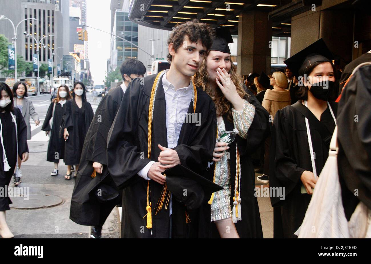 New York, USA. 18. Mai 2022, New York, USA: (NEUE) Abschlussfeier der Klasse 2022 in der Radio City Music Hall. 18. Mai 2022, New York, USA: Nach zwei Jahren virtueller Empfehlungen aufgrund der COVID-19-Pandemie, Der Studienbeginn 2022 ist persönlich und findet am Mittwoch (18) in der Radio City Music Hall statt, wo eine lange Warteschlange von Absolventen gespannt darauf wartet, in die Halle zu kommen, während ihre Eltern und Angehörigen warten, Fotos machen und sie anfeuern. Kredit: ZUMA Press, Inc./Alamy Live Nachrichten Stockfoto