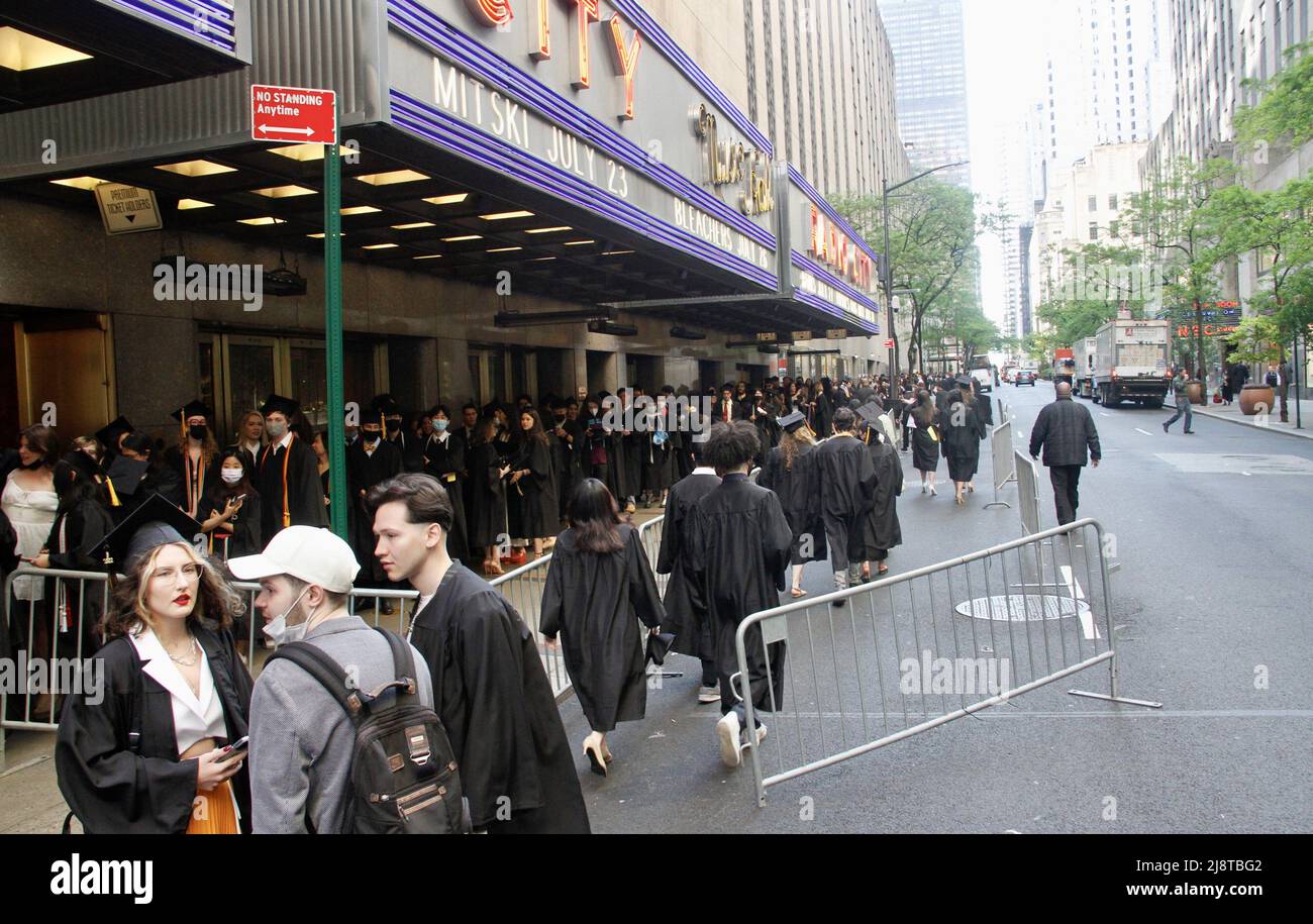 New York, USA. 18. Mai 2022, New York, USA: (NEUE) Abschlussfeier der Klasse 2022 in der Radio City Music Hall. 18. Mai 2022, New York, USA: Nach zwei Jahren virtueller Empfehlungen aufgrund der COVID-19-Pandemie, Der Studienbeginn 2022 ist persönlich und findet am Mittwoch (18) in der Radio City Music Hall statt, wo eine lange Warteschlange von Absolventen gespannt darauf wartet, in die Halle zu kommen, während ihre Eltern und Angehörigen warten, Fotos machen und sie anfeuern. Kredit: ZUMA Press, Inc./Alamy Live Nachrichten Stockfoto