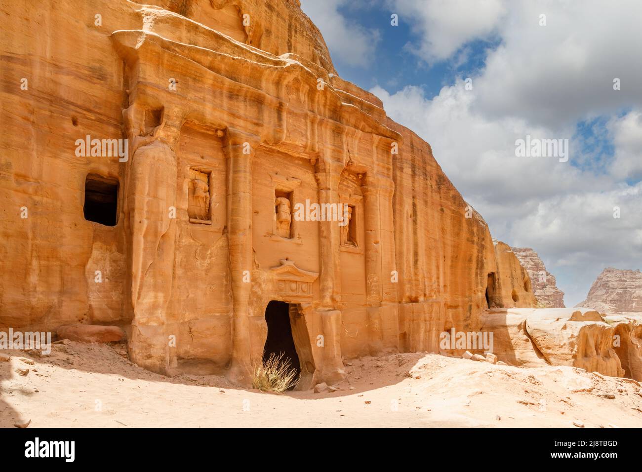 Altes Grab des römischen Soldaten und Bestattungssaal in Sandsteinfelsen geschnitzt, Petra, Jordanien Stockfoto