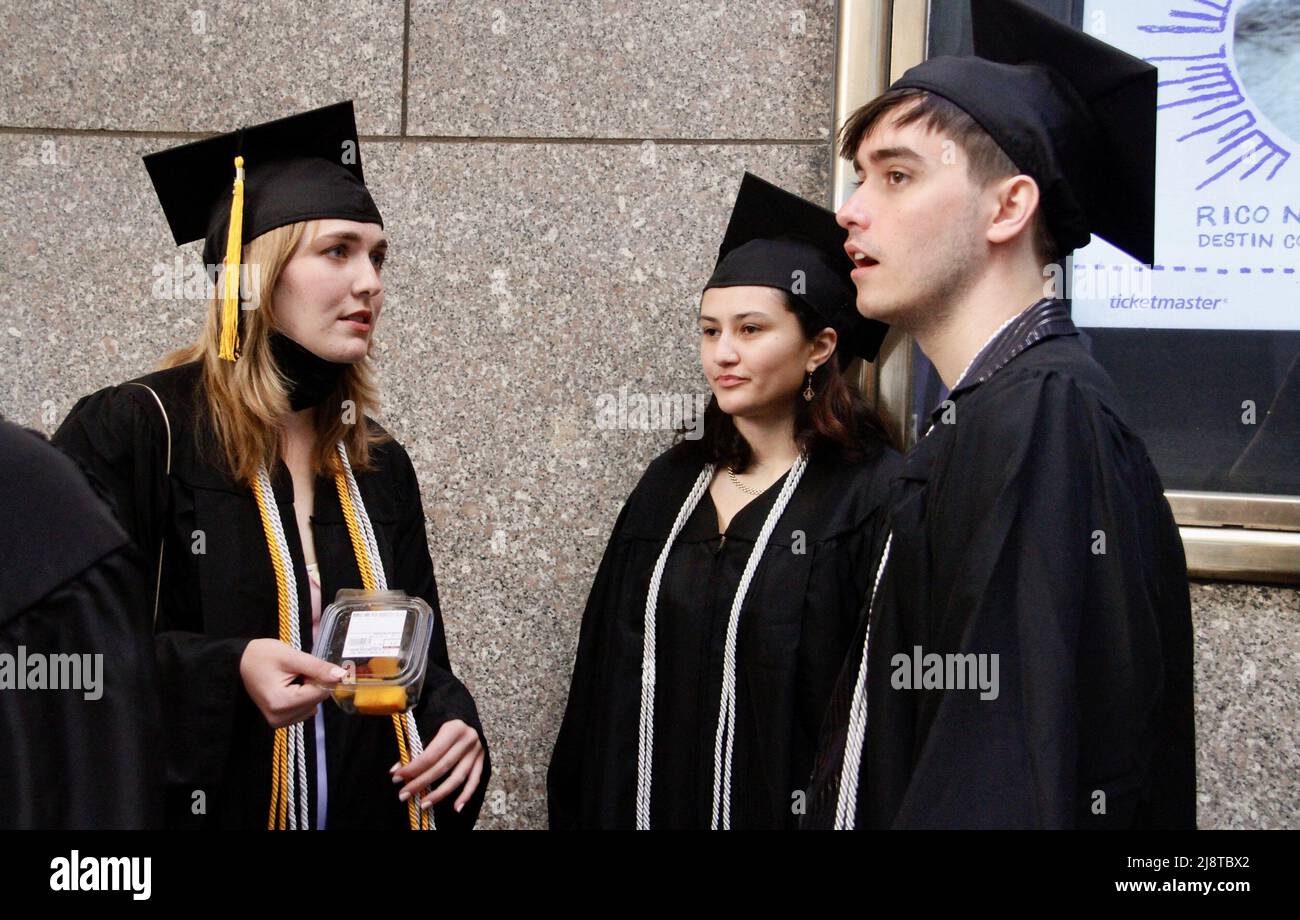 New York, USA. 18. Mai 2022, New York, USA: (NEUE) Abschlussfeier der Klasse 2022 in der Radio City Music Hall. 18. Mai 2022, New York, USA: Nach zwei Jahren virtueller Empfehlungen aufgrund der COVID-19-Pandemie, Der Studienbeginn 2022 ist persönlich und findet am Mittwoch (18) in der Radio City Music Hall statt, wo eine lange Warteschlange von Absolventen gespannt darauf wartet, in die Halle zu kommen, während ihre Eltern und Angehörigen warten, Fotos machen und sie anfeuern. Kredit: ZUMA Press, Inc./Alamy Live Nachrichten Stockfoto