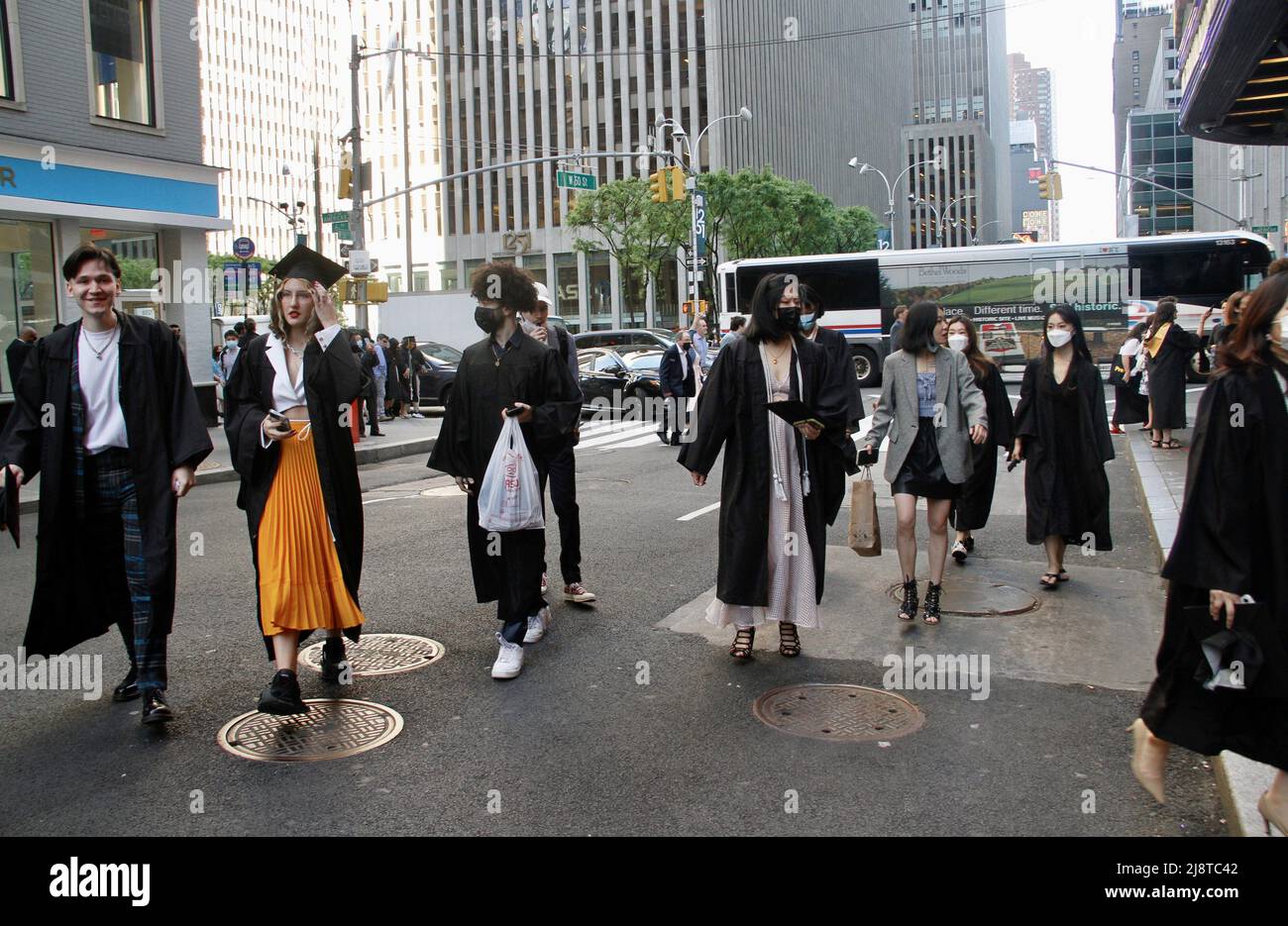 New York, USA. 18. Mai 2022, New York, USA: (NEUE) Abschlussfeier der Klasse 2022 in der Radio City Music Hall. 18. Mai 2022, New York, USA: Nach zwei Jahren virtueller Empfehlungen aufgrund der COVID-19-Pandemie, Der Studienbeginn 2022 ist persönlich und findet am Mittwoch (18) in der Radio City Music Hall statt, wo eine lange Warteschlange von Absolventen gespannt darauf wartet, in die Halle zu kommen, während ihre Eltern und Angehörigen warten, Fotos machen und sie anfeuern. Kredit: ZUMA Press, Inc./Alamy Live Nachrichten Stockfoto