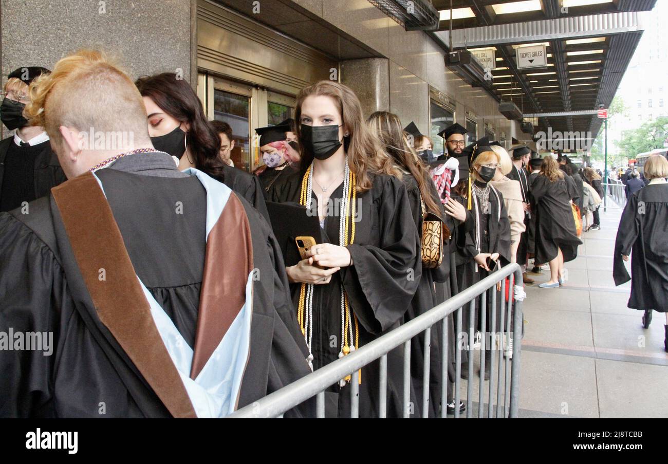 New York, USA. 18. Mai 2022, New York, USA: (NEUE) Abschlussfeier der Klasse 2022 in der Radio City Music Hall. 18. Mai 2022, New York, USA: Nach zwei Jahren virtueller Empfehlungen aufgrund der COVID-19-Pandemie, Der Studienbeginn 2022 ist persönlich und findet am Mittwoch (18) in der Radio City Music Hall statt, wo eine lange Warteschlange von Absolventen gespannt darauf wartet, in die Halle zu kommen, während ihre Eltern und Angehörigen warten, Fotos machen und sie anfeuern. Kredit: ZUMA Press, Inc./Alamy Live Nachrichten Stockfoto