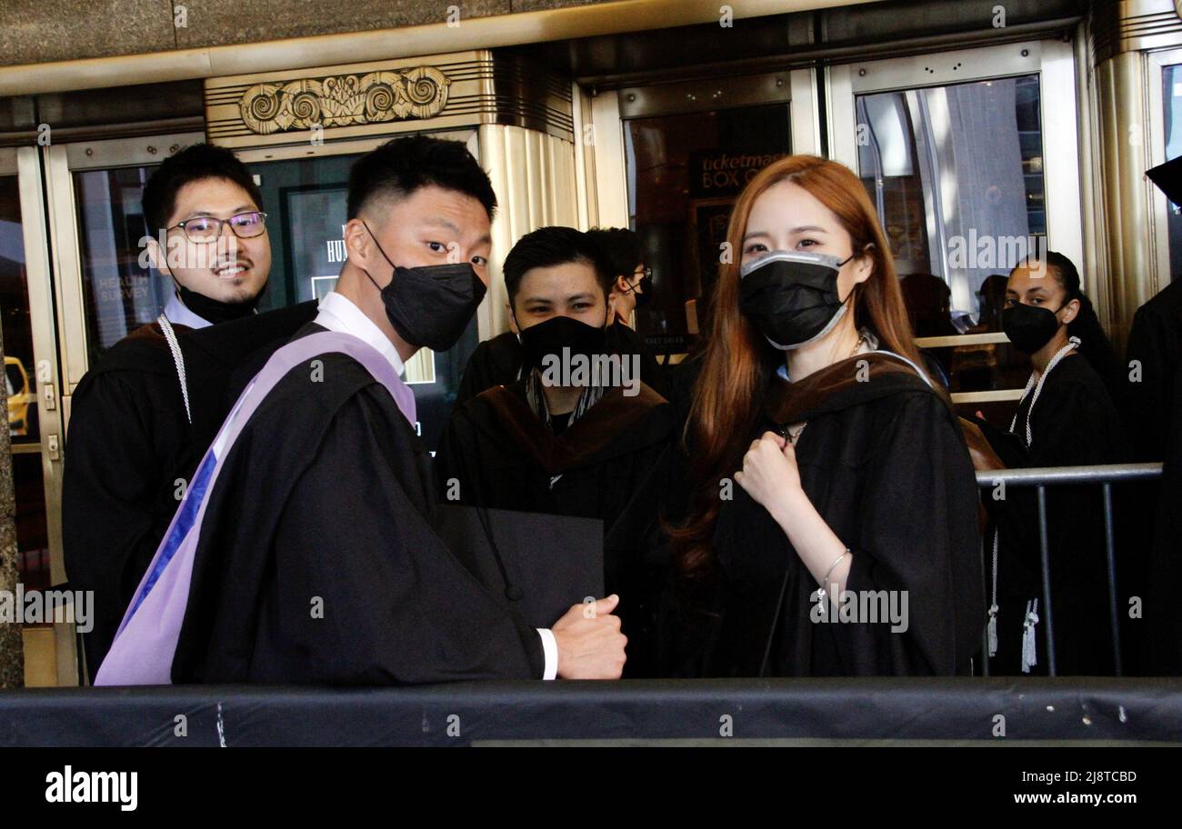 New York, USA. 18. Mai 2022, New York, USA: (NEUE) Abschlussfeier der Klasse 2022 in der Radio City Music Hall. 18. Mai 2022, New York, USA: Nach zwei Jahren virtueller Empfehlungen aufgrund der COVID-19-Pandemie, Der Studienbeginn 2022 ist persönlich und findet am Mittwoch (18) in der Radio City Music Hall statt, wo eine lange Warteschlange von Absolventen gespannt darauf wartet, in die Halle zu kommen, während ihre Eltern und Angehörigen warten, Fotos machen und sie anfeuern. Kredit: ZUMA Press, Inc./Alamy Live Nachrichten Stockfoto