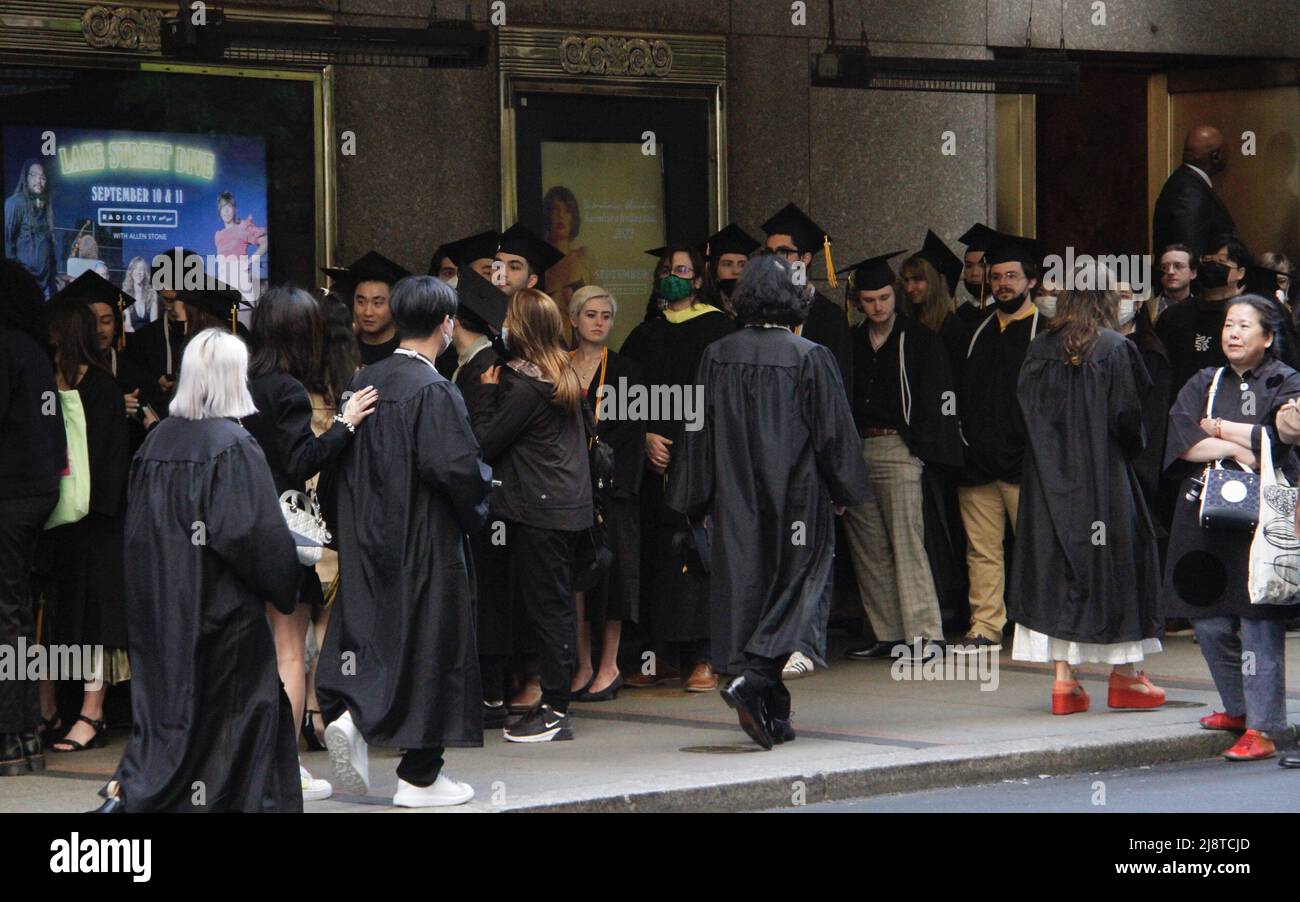 New York, USA. 18. Mai 2022, New York, USA: (NEUE) Abschlussfeier der Klasse 2022 in der Radio City Music Hall. 18. Mai 2022, New York, USA: Nach zwei Jahren virtueller Empfehlungen aufgrund der COVID-19-Pandemie, Der Studienbeginn 2022 ist persönlich und findet am Mittwoch (18) in der Radio City Music Hall statt, wo eine lange Warteschlange von Absolventen gespannt darauf wartet, in die Halle zu kommen, während ihre Eltern und Angehörigen warten, Fotos machen und sie anfeuern. Kredit: ZUMA Press, Inc./Alamy Live Nachrichten Stockfoto