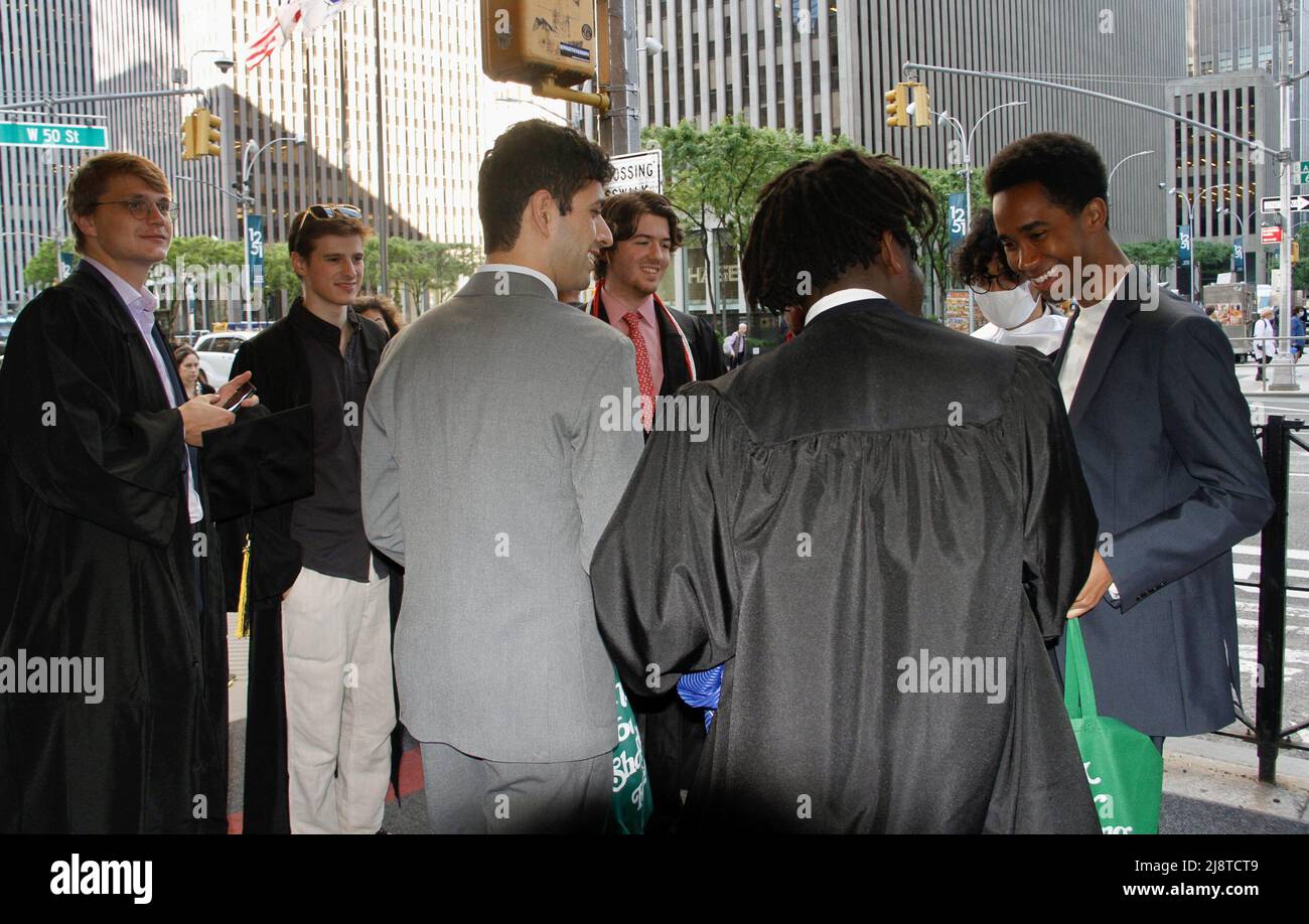 New York, USA. 18. Mai 2022, New York, USA: (NEUE) Abschlussfeier der Klasse 2022 in der Radio City Music Hall. 18. Mai 2022, New York, USA: Nach zwei Jahren virtueller Empfehlungen aufgrund der COVID-19-Pandemie, Der Studienbeginn 2022 ist persönlich und findet am Mittwoch (18) in der Radio City Music Hall statt, wo eine lange Warteschlange von Absolventen gespannt darauf wartet, in die Halle zu kommen, während ihre Eltern und Angehörigen warten, Fotos machen und sie anfeuern. Kredit: ZUMA Press, Inc./Alamy Live Nachrichten Stockfoto
