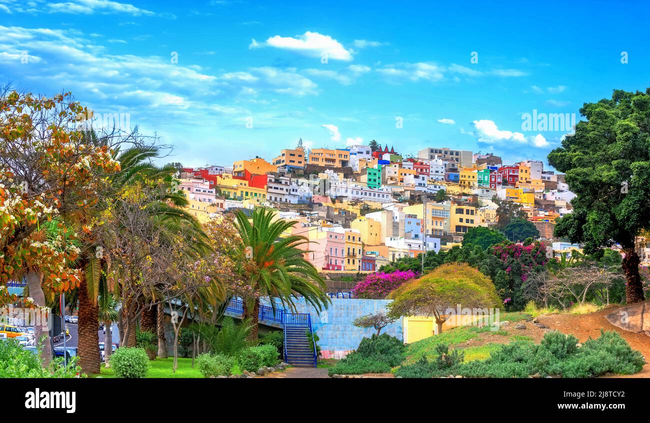 Panoramablick vom Park des alten Uptown mit bunten Häusern in Las Palmas. Gran Canaria, Kanarische Inseln, Spanien Stockfoto