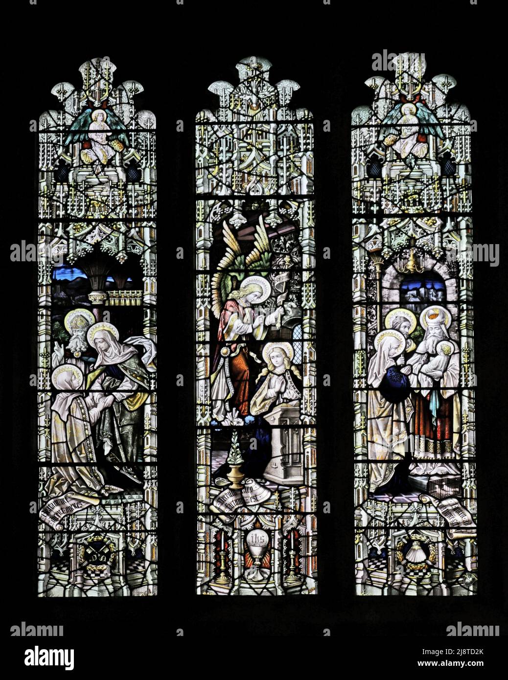 Buntglasfenster von Percy Bacon & Brothers mit Darstellung der Verkündigung an die Jungfrau Maria, der Heimsuchung und der Darstellung im Tempel Stockfoto