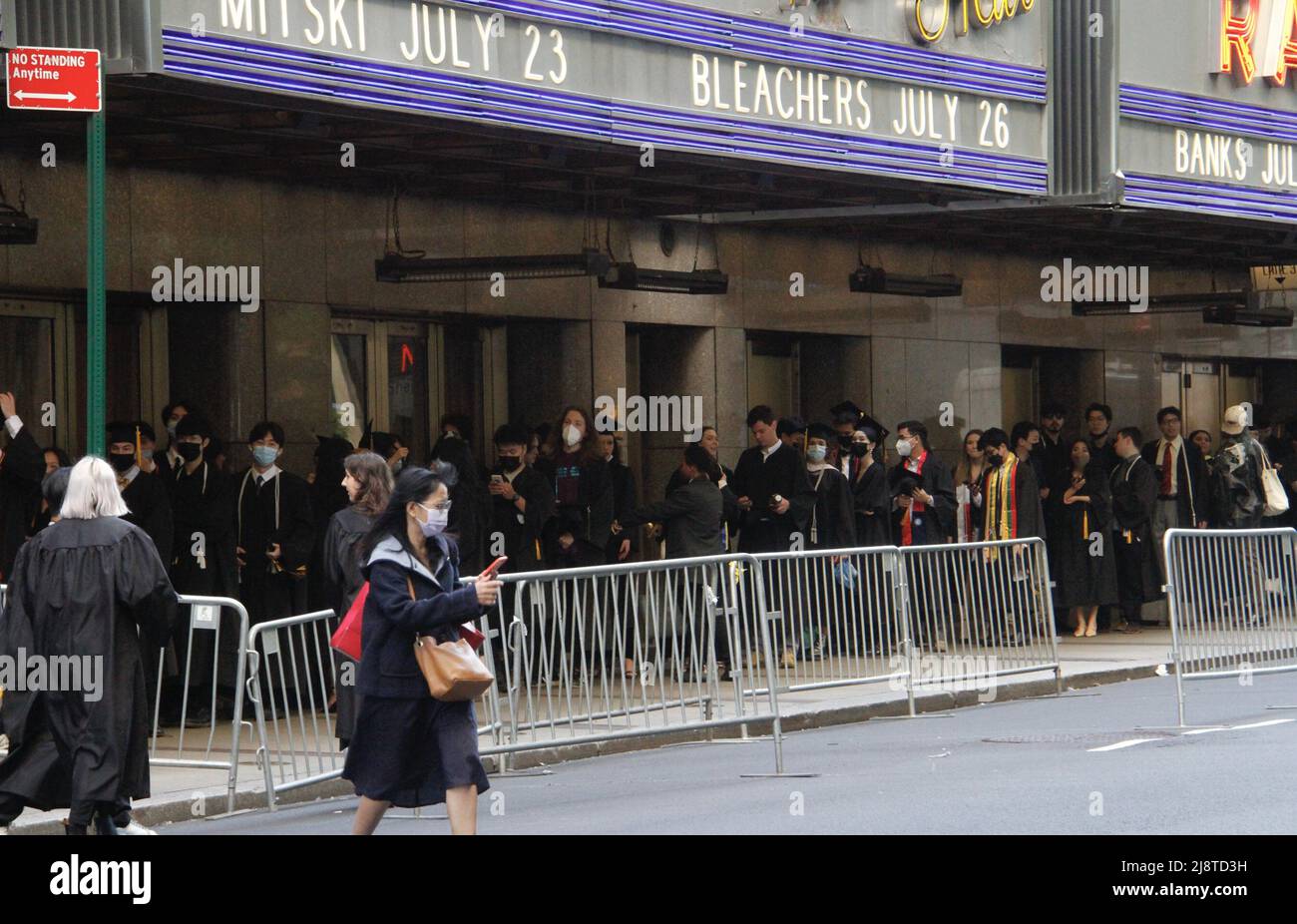 New York, USA. 18. Mai 2022, New York, USA: (NEUE) Abschlussfeier der Klasse 2022 in der Radio City Music Hall. 18. Mai 2022, New York, USA: Nach zwei Jahren virtueller Empfehlungen aufgrund der COVID-19-Pandemie, Der Studienbeginn 2022 ist persönlich und findet am Mittwoch (18) in der Radio City Music Hall statt, wo eine lange Warteschlange von Absolventen gespannt darauf wartet, in die Halle zu kommen, während ihre Eltern und Angehörigen warten, Fotos machen und sie anfeuern. Kredit: ZUMA Press, Inc./Alamy Live Nachrichten Stockfoto