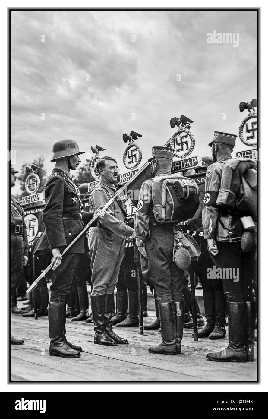 1930s Adolf Hitler in der Sturmbleitung SA Uniform bei einer NSDAP-Versammlung in Nürnberg, bei der Mitglieder der Sturmbleitung SA (wörtlich: "Sturmabteilung"), auch bekannt als die braunen Hemden, zusammentragen, waren sie der ursprüngliche paramilitärische Flügel der NSDAP. Es spielte eine wichtige Rolle bei Adolf Hitlers Aufstieg an die Macht in den Jahren 1920s und 1930s. Ihre Hauptziele waren der Schutz von Nazi-Kundgebungen und Versammlungen. Stockfoto
