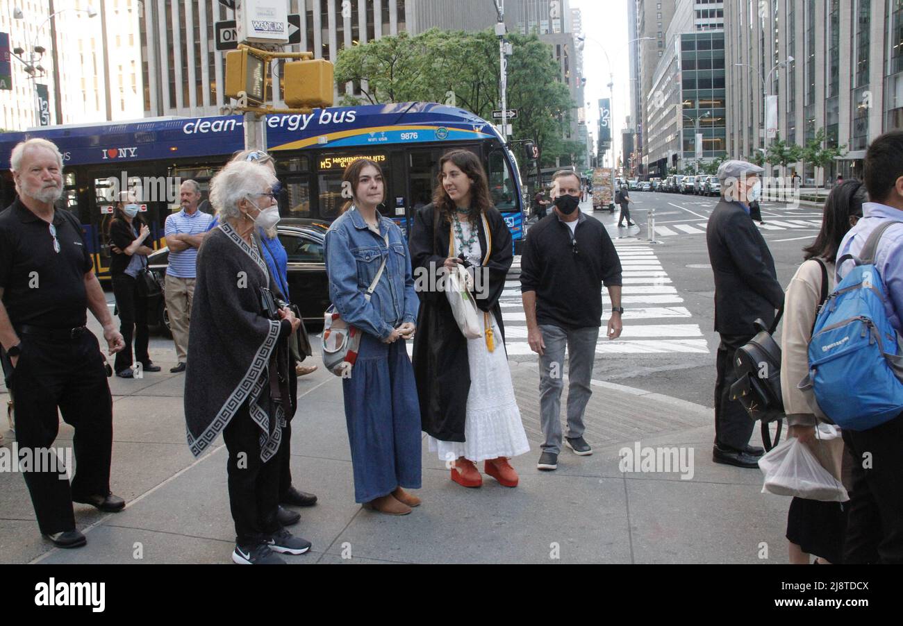 New York, USA. 18. Mai 2022, New York, USA: (NEUE) Abschlussfeier der Klasse 2022 in der Radio City Music Hall. 18. Mai 2022, New York, USA: Nach zwei Jahren virtueller Empfehlungen aufgrund der COVID-19-Pandemie, Der Studienbeginn 2022 ist persönlich und findet am Mittwoch (18) in der Radio City Music Hall statt, wo eine lange Warteschlange von Absolventen gespannt darauf wartet, in die Halle zu kommen, während ihre Eltern und Angehörigen warten, Fotos machen und sie anfeuern. Kredit: ZUMA Press, Inc./Alamy Live Nachrichten Stockfoto