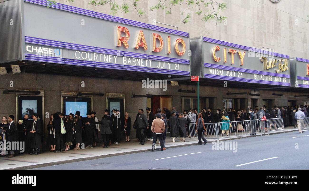 New York, USA. 18. Mai 2022, New York, USA: (NEUE) Abschlussfeier der Klasse 2022 in der Radio City Music Hall. 18. Mai 2022, New York, USA: Nach zwei Jahren virtueller Empfehlungen aufgrund der COVID-19-Pandemie, Der Studienbeginn 2022 ist persönlich und findet am Mittwoch (18) in der Radio City Music Hall statt, wo eine lange Warteschlange von Absolventen gespannt darauf wartet, in die Halle zu kommen, während ihre Eltern und Angehörigen warten, Fotos machen und sie anfeuern. Kredit: ZUMA Press, Inc./Alamy Live Nachrichten Stockfoto