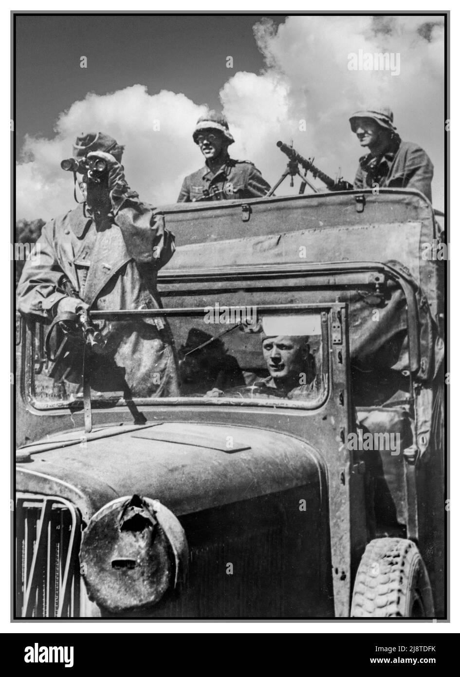 WW2 Operation Barbarossa der Kommandeur des Panzerregiments beobachtet den Verlauf der Kämpfe an der Ostfront von seinem Dienstwagen aus, hinter einem Wehrmachtssoldaten mit dem gefürchteten und sehr effizienten Maschinengewehr MG 34. Datum Juli 1941 Stockfoto