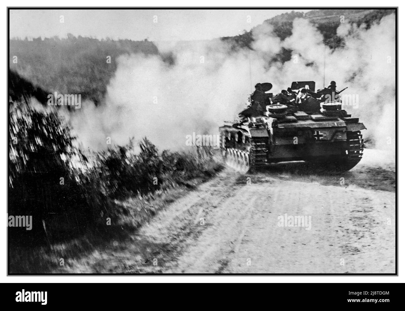 Nazi-Deutsch voll gepanzerte Kampffahrzeug Aktion Beschuss auf Positionen der jugoslawischen Partisanen in Dalmatien durch die deutsche Panzerwaffe StuG III40 Ausf G. WW2 Zweiten Weltkrieg die Sturmschütz III (StuG III) Sturmgewehr war Deutschlands meistgefertigtes voll gepanzertes Kampffahrzeug während des Zweiten Weltkriegs Stockfoto