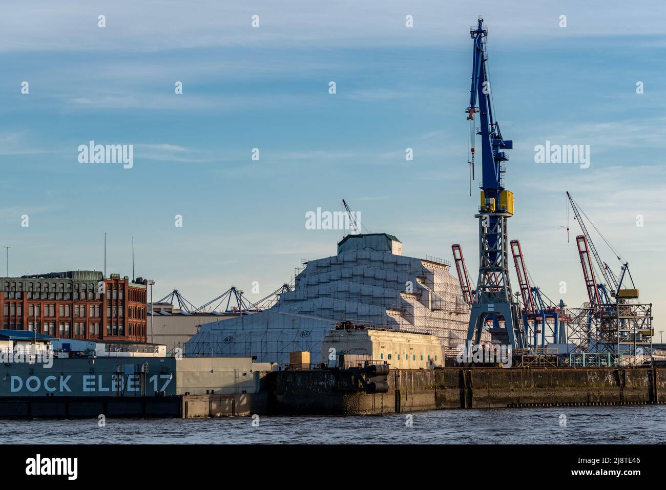 Hamburg, Deutschland - 05 15 2022: Ansicht eines ummantelten Schiffes im Hamburger Hafen im Dock 17 von blohm und voss. Stockfoto