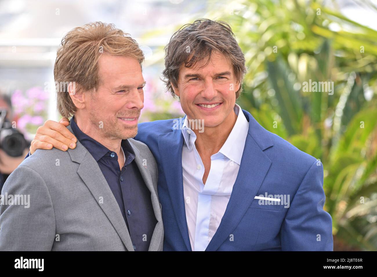 Cannes, Frankreich. 18.. Mai 2022. Jerry Bruckheimer, Tom Cruise bei der Fotoaufnahme des Films Top Gun Maverick während der Filmfestspiele von Cannes 75. in Cannes, Frankreich am 18. Mai 2022. Foto von Julien Reynaud/APS-Medias/ABACAPRESSS.COM Quelle: Abaca Press/Alamy Live News Stockfoto